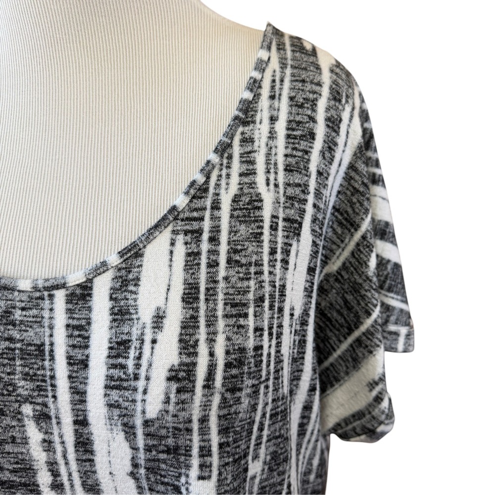 Ava & Viv Black White Abstract Stripe Keyhole Back Top 2X Short Sleeve Knit - Picture 2 of 10